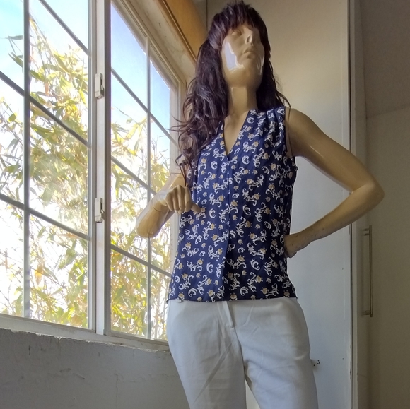 Rose and Olive Brand, V-Neck, Sleeveless Top. - Picture 2 of 7